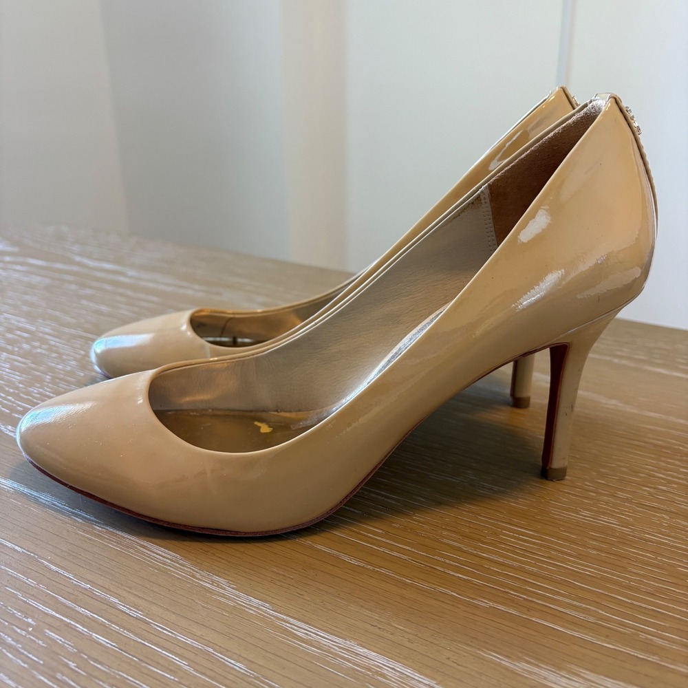 Coach Beige Patent Leather Round Toe Pumps Heels Size 9B Signature Logo Accent - Picture 2 of 8